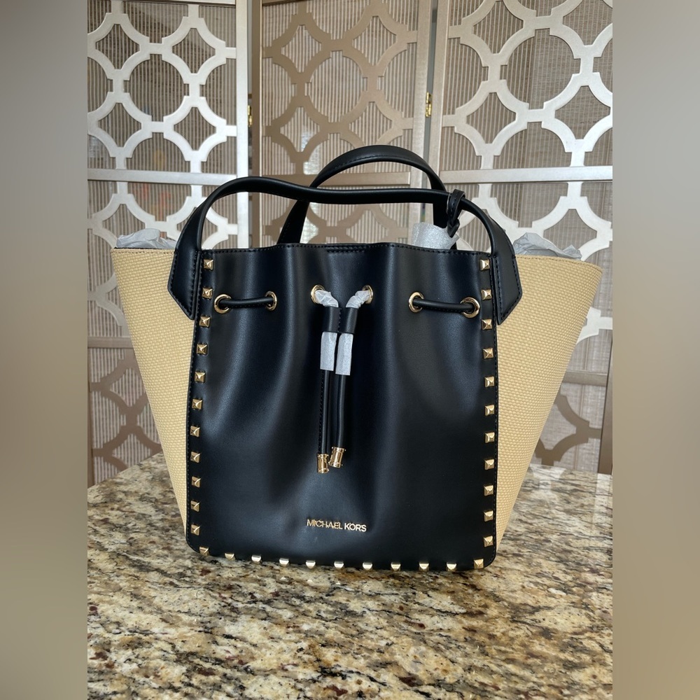 NEW | Michael Kors Large Drawstring Bag Phoebe |
Two-tone